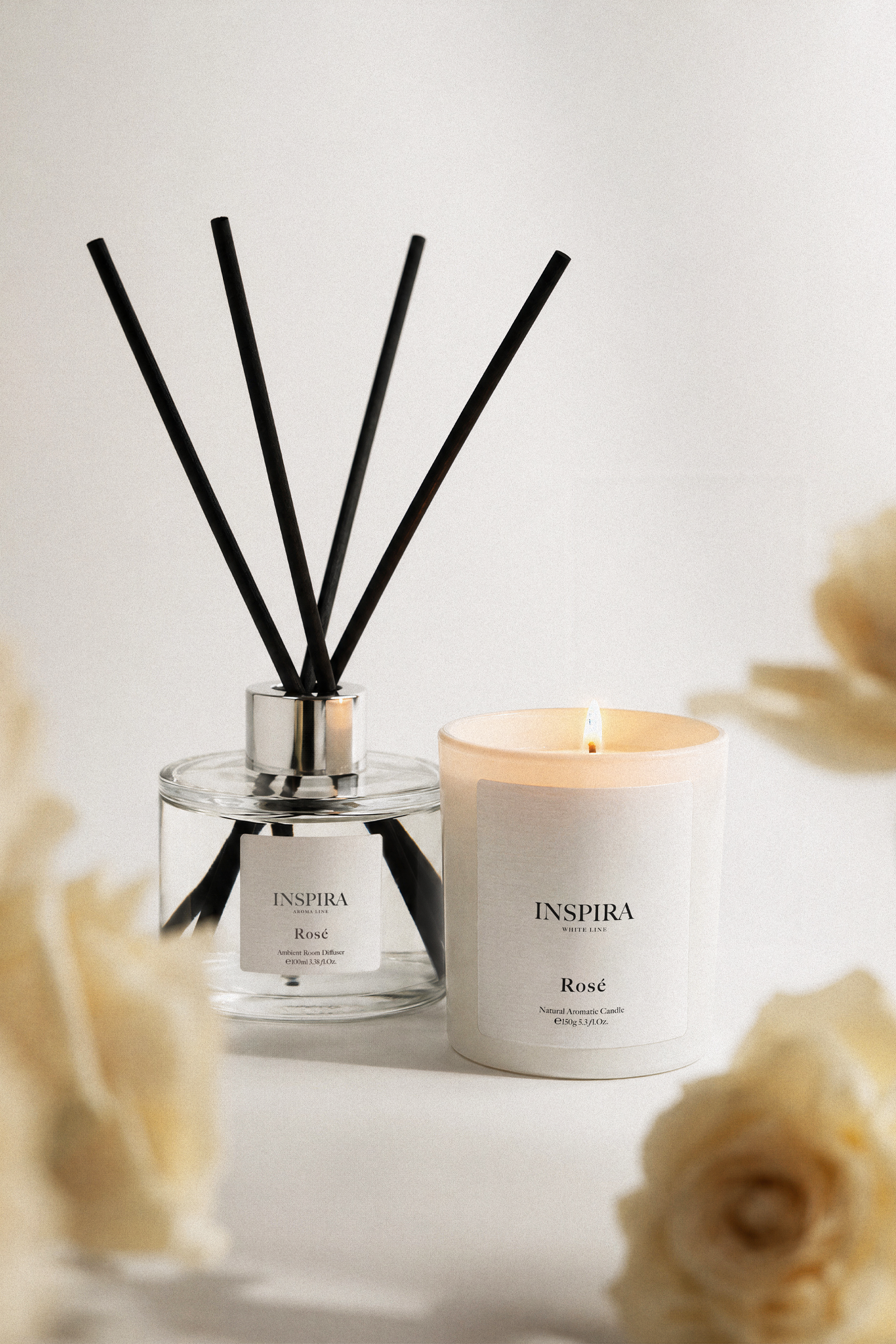 Elegancka świeca w białym szkle inspirowana aromatem róż