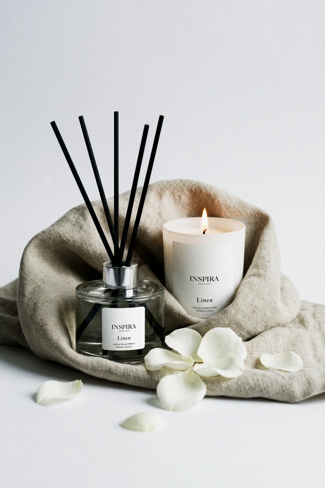 Ręcznie wykonana świeca w białym szkle o delikatnym aromacie